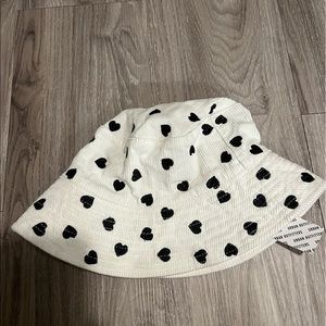 NWT - WHITE URBAN OUTFITTERS BUCKET HAT W/ EMBROIDERED HEARTS
